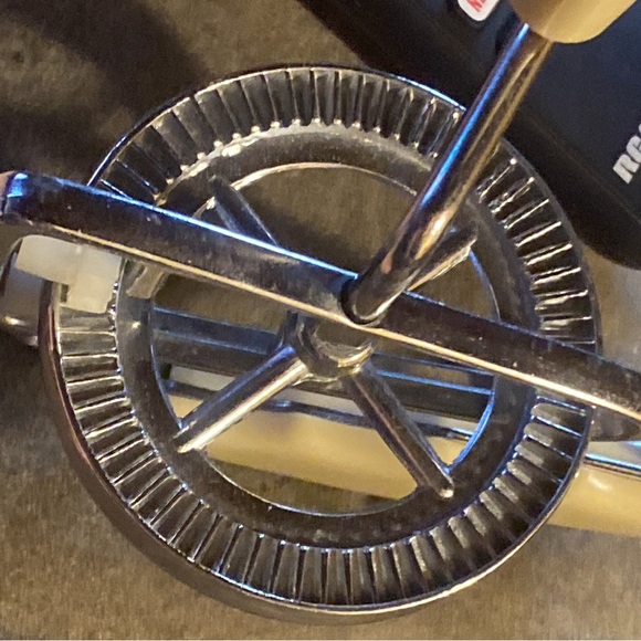 1950’s Vintage Hand Mixer - Stainless Steel cream handle on side - Picture 6 of 11